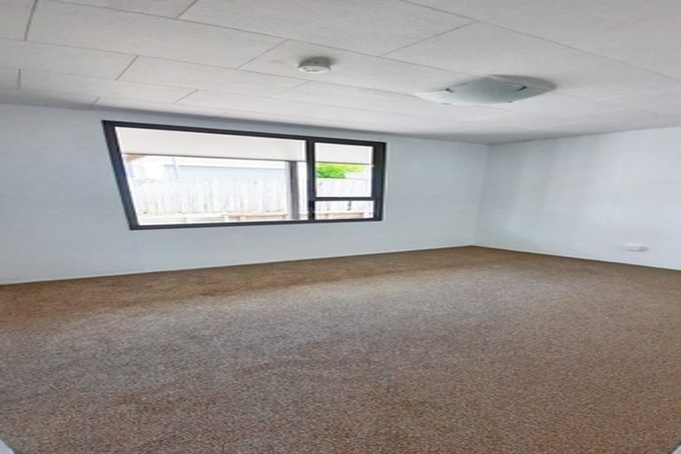 Photo of property in 5 Luxor Place, Massey, Auckland, 0614