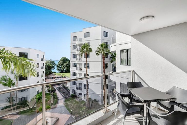 Photo of property in 3a/171 Hurstmere Road, Takapuna, Auckland, 0622