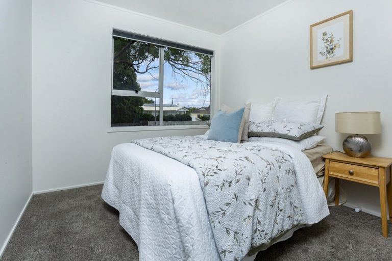 Photo of property in 22 St Catherine Crescent, West Harbour, Auckland, 0618