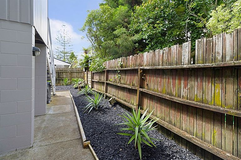 Photo of property in 1a/1 Divich Avenue, Te Atatu South, Auckland, 0610