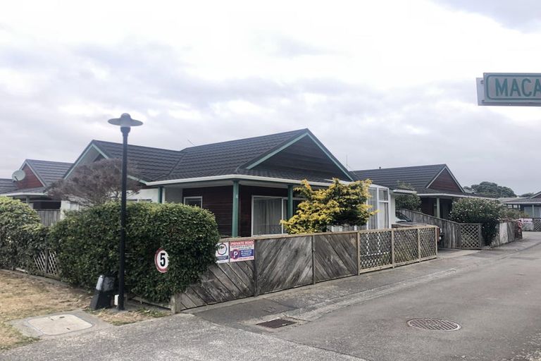 Photo of property in 1 Macalister Place, Miramar, Wellington, 6022