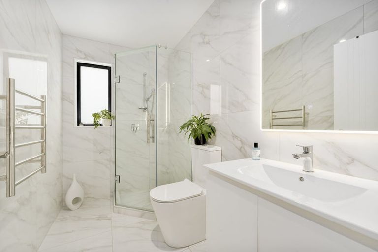 Photo of property in 5b Beach Road, Te Atatu Peninsula, 0610