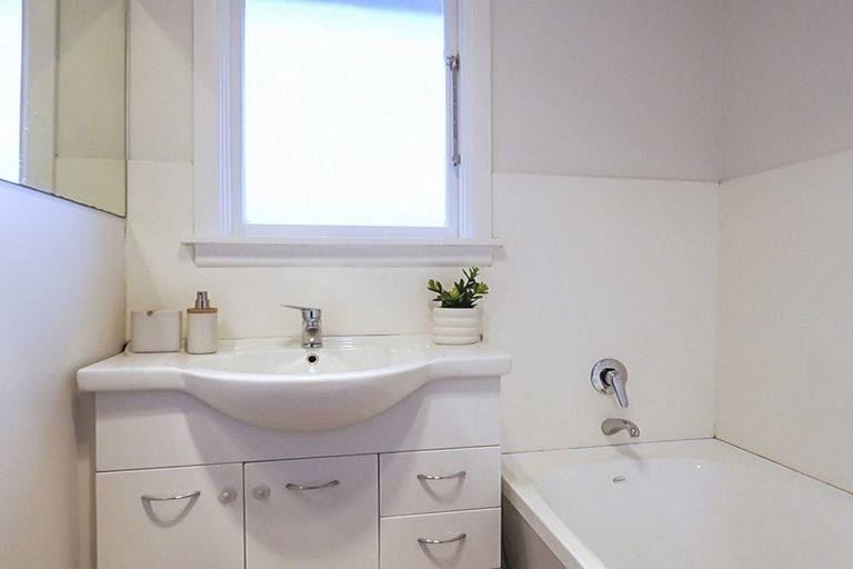 Photo of property in 32 Compton Street, Woolston, Christchurch, 8062