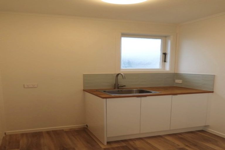 Photo of property in 7 Neil Avenue, Te Atatu Peninsula, Auckland, 0610