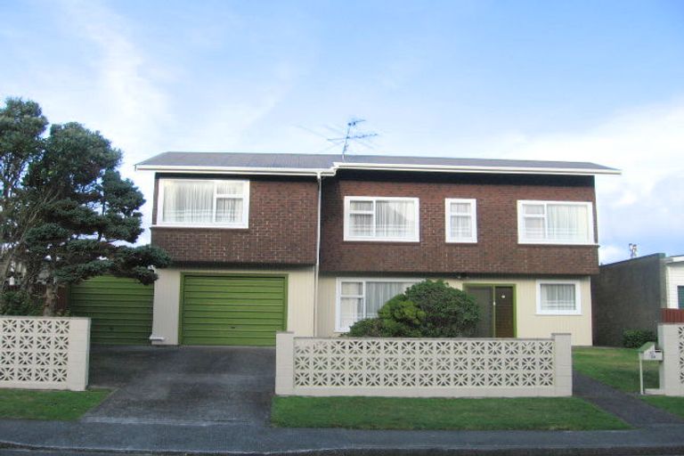 Photo of property in 24 Somes Crescent, Newlands, Wellington, 6037