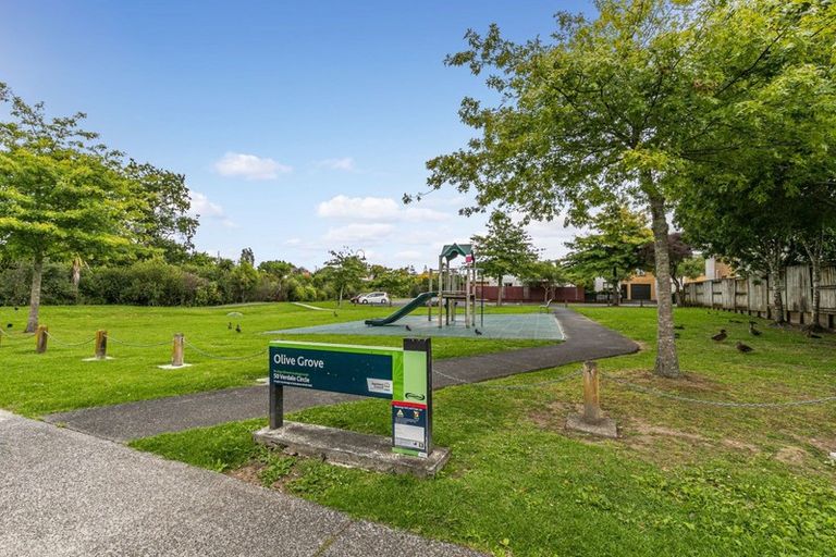 Photo of property in 56 Verdale Circle, Glen Eden, Auckland, 0602