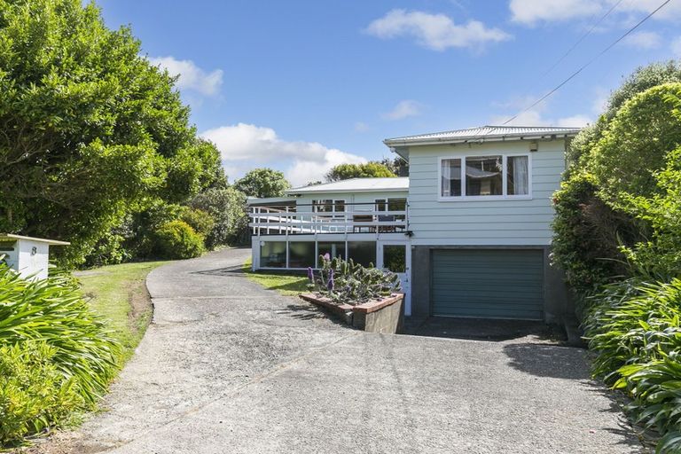 Photo of property in 8 Miles Crescent, Newlands, Wellington, 6037