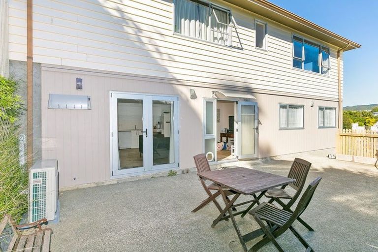 Photo of property in 30 Glanmire Road, Newlands, Wellington, 6037