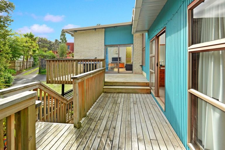 Photo of property in 18 Barlow Place, Chatswood, Auckland, 0626