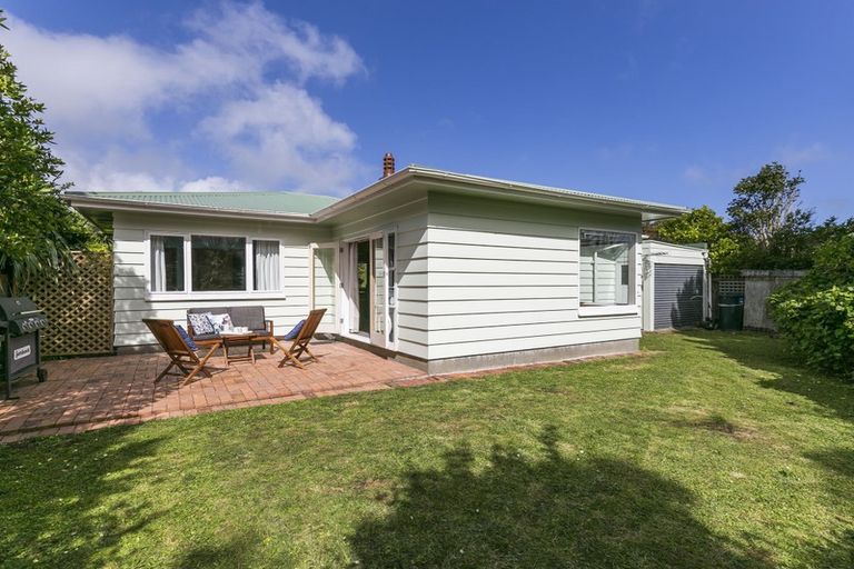 Photo of property in 8 Miles Crescent, Newlands, Wellington, 6037