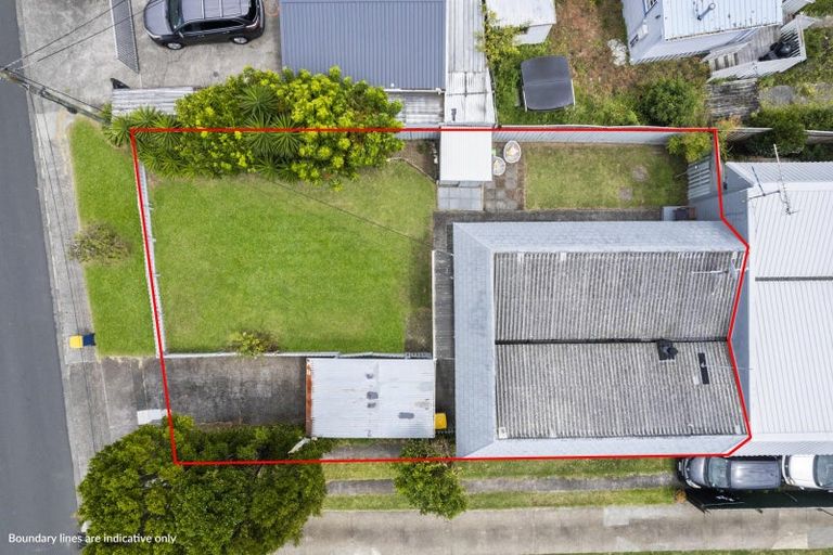 Photo of property in 2/2a Eskdale Road, Birkdale, Auckland, 0626