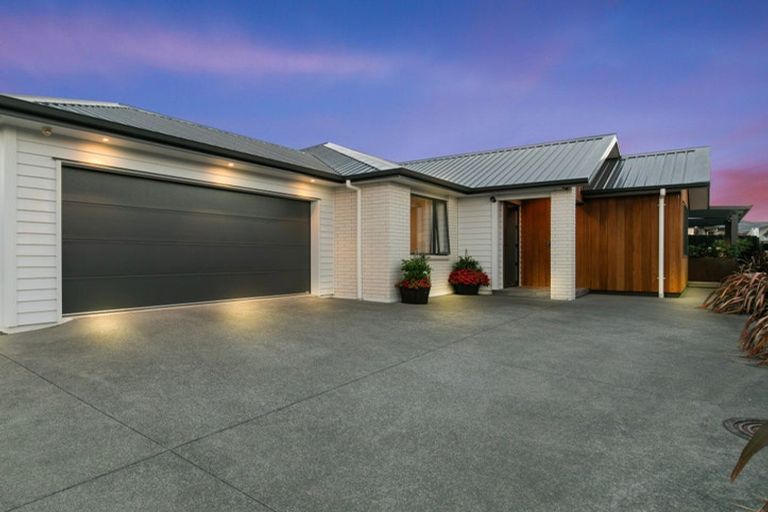 Photo of property in 6 Papa Orchard Drive, Kumeu, 0810