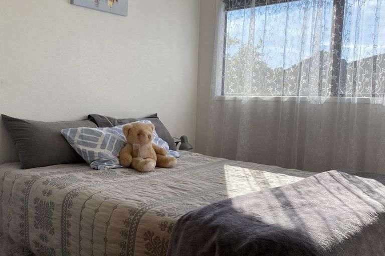 Photo of property in 16 Quincey Place, Massey, Auckland, 0614