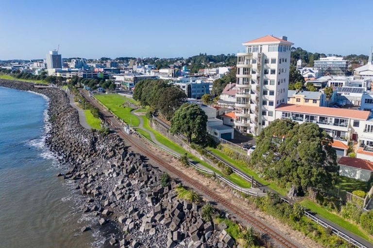 Photo of property in 1 Queen Street, New Plymouth, 4310