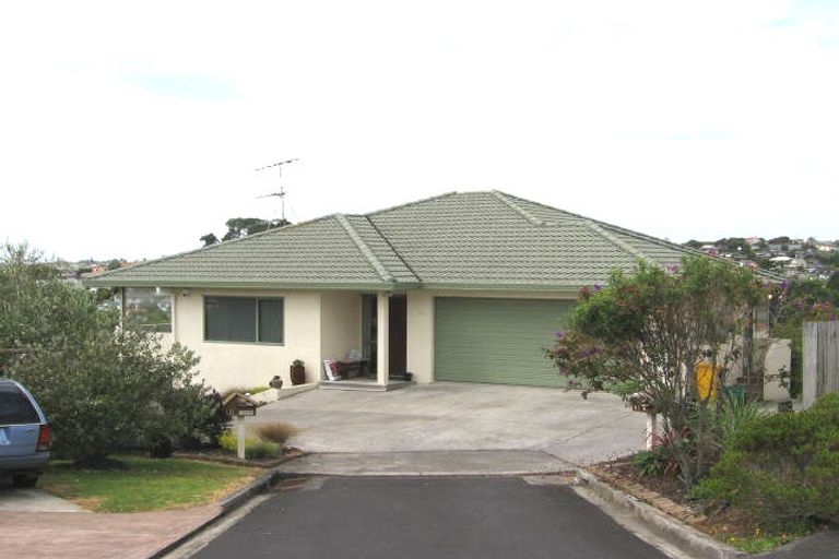 Photo of property in 11 Mannikin Place, Unsworth Heights, Auckland, 0632