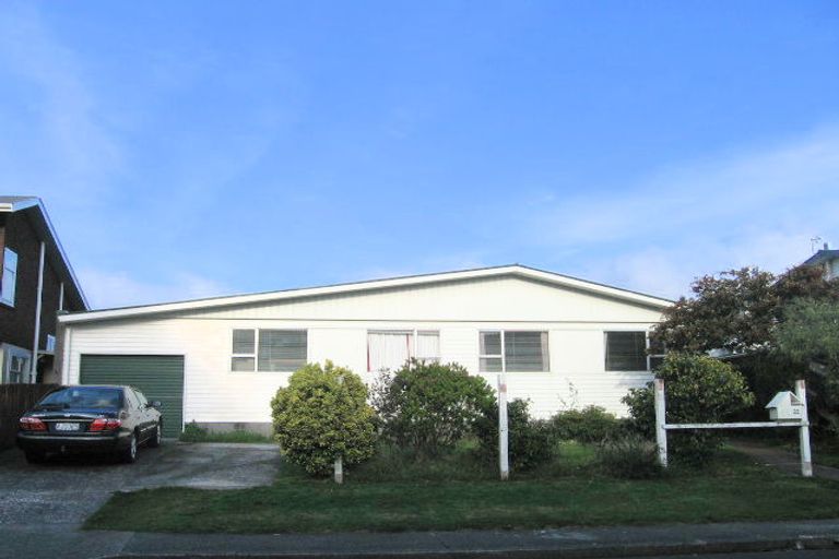 Photo of property in 22 Somes Crescent, Newlands, Wellington, 6037