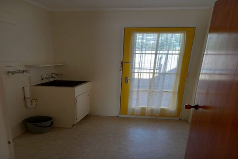 Photo of property in 2/15 Apu Crescent, Lyall Bay, Wellington, 6022