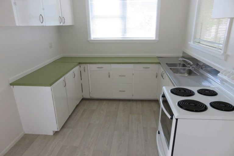 Photo of property in 1/12 Holiday Road, Stanmore Bay, Whangaparaoa, 0932