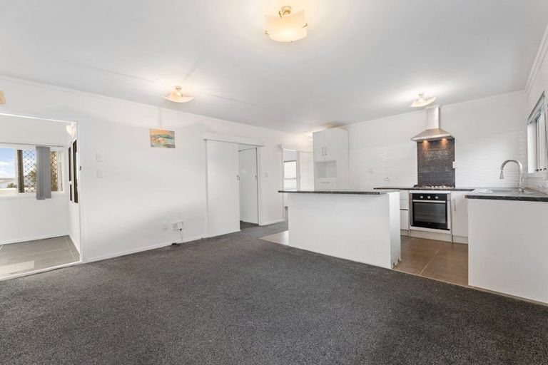 Photo of property in 4/304 Great North Road, Henderson, Auckland, 0612