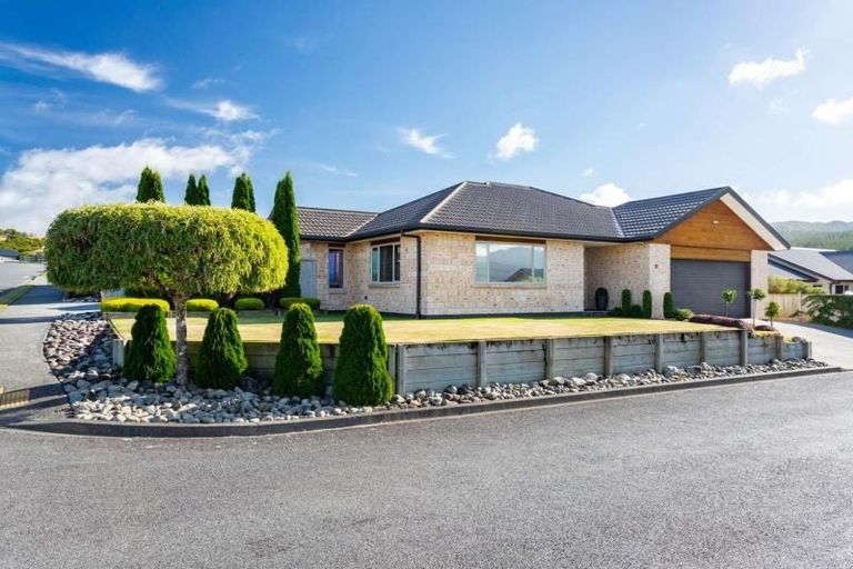 Photo of property in 18 Mcewen Crescent, Riverstone Terraces, Upper Hutt, 5018