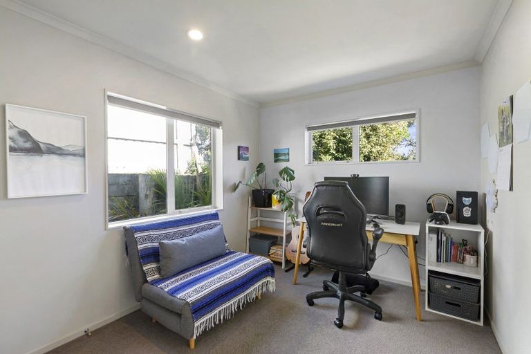 Photo of property in 8/16 Black Rock Road, Newlands, Wellington, 6037