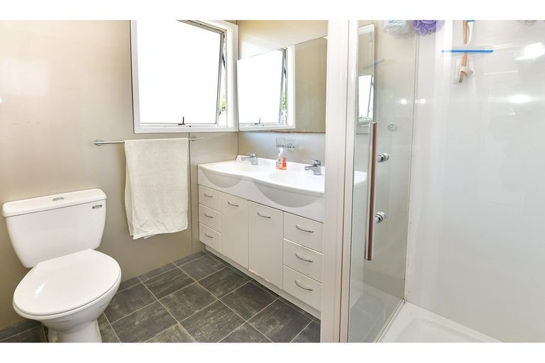 Photo of property in 11 Merida Place, Unsworth Heights, Auckland, 0632