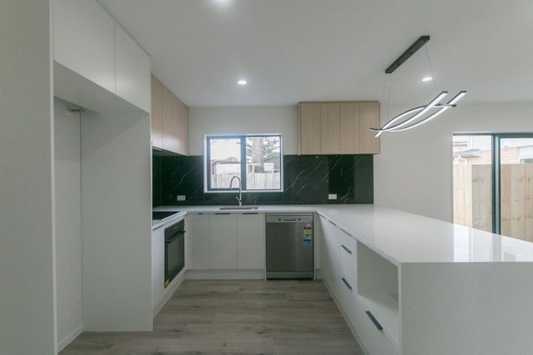 Photo of property in 17e Martin Place, Kelston, Auckland, 0602