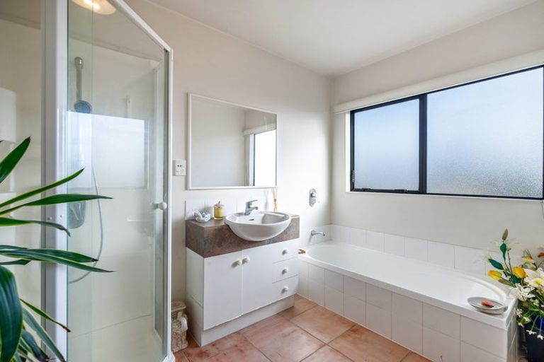 Photo of property in 12 Tyrico Close, Unsworth Heights, Auckland, 0632