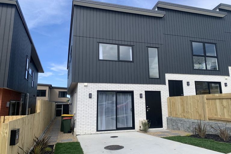 Photo of property in 28 Paina Crescent, Massey, Auckland, 0614