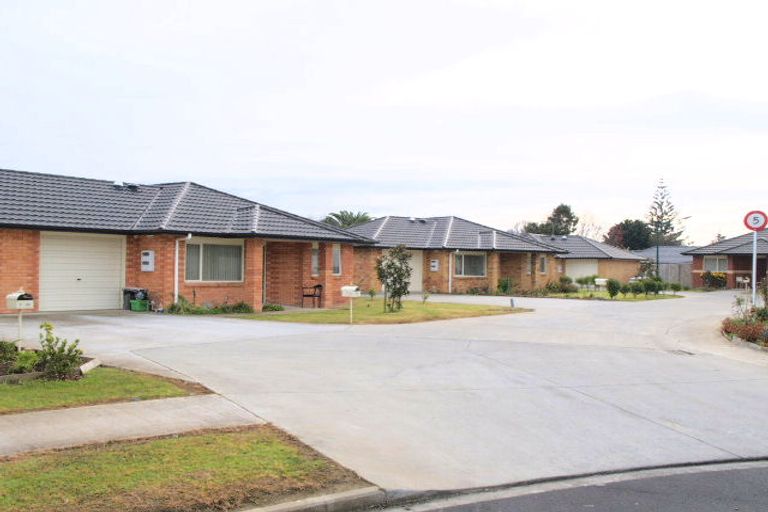 Photo of property in 2/25 Growers Lane, Mangere East, Auckland, 2024