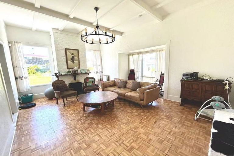 Photo of property in 76 Onewa Road, Northcote Point, Auckland, 0627