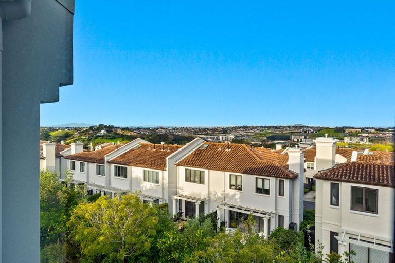 Photo of property in The Rise, 2/11 Hatfield Place, Albany Heights, Auckland, 0632