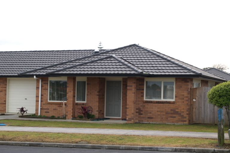 Photo of property in 2/23 Growers Lane, Mangere East, Auckland, 2024