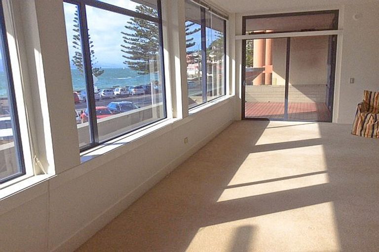 Photo of property in 222 Oriental Parade, Oriental Bay, Wellington, 6011