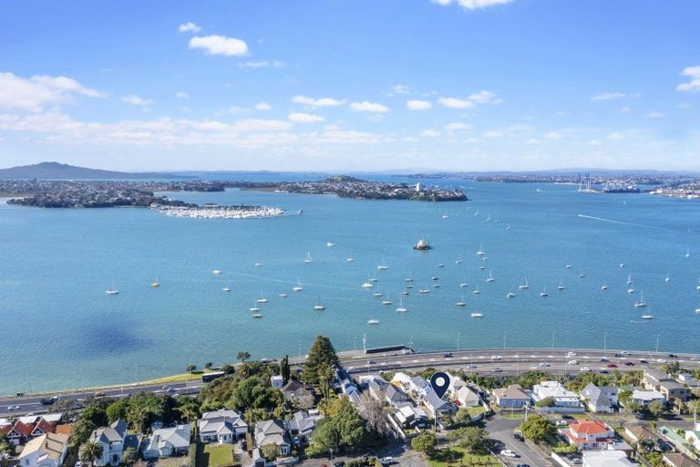 Photo of property in 2/43 Princes Street, Northcote Point, Auckland, 0627