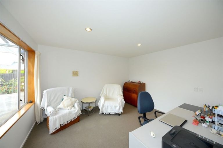 Photo of property in 16 Huntingdon Place, Avonhead, Christchurch, 8042