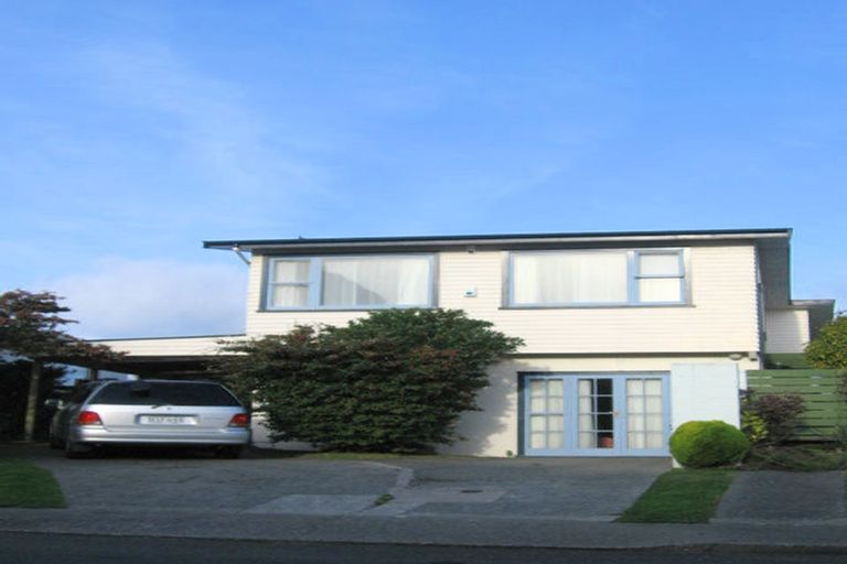 Photo of property in 20 Somes Crescent, Newlands, Wellington, 6037