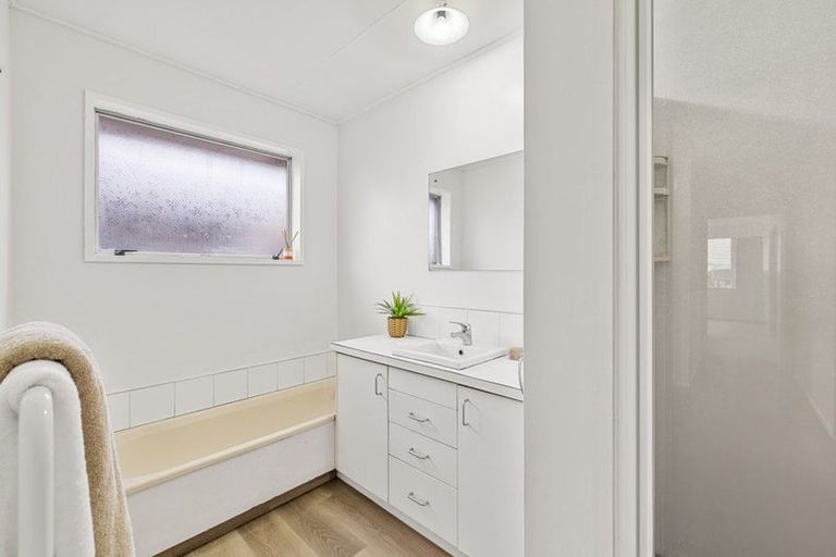 Photo of property in 28 Sawtell Place, Northcote, Christchurch, 8052