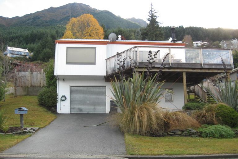 Photo of property in 34 Wynyard Crescent, Fernhill, Queenstown, 9300