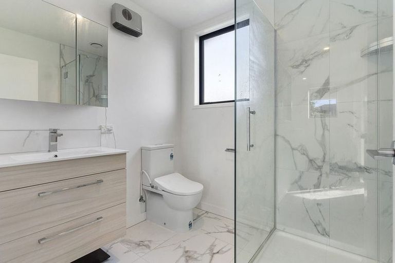 Photo of property in 52e Vodanovich Road, Te Atatu South, Auckland, 0610