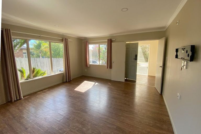 Photo of property in 12 Neaptide Close, Red Beach, 0932