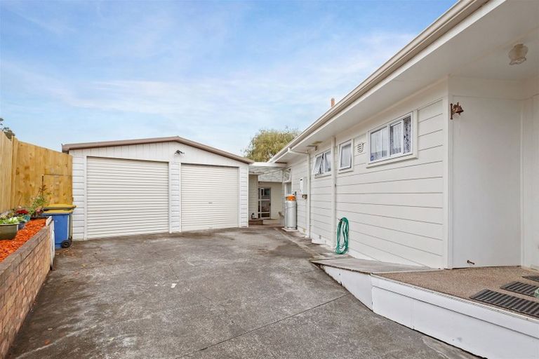 Photo of property in 1 Edgewood Way, Henderson, Auckland, 0612