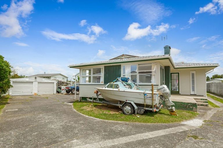 Photo of property in 39 Rewarewa Road, Te Atatu Peninsula, Auckland, 0610