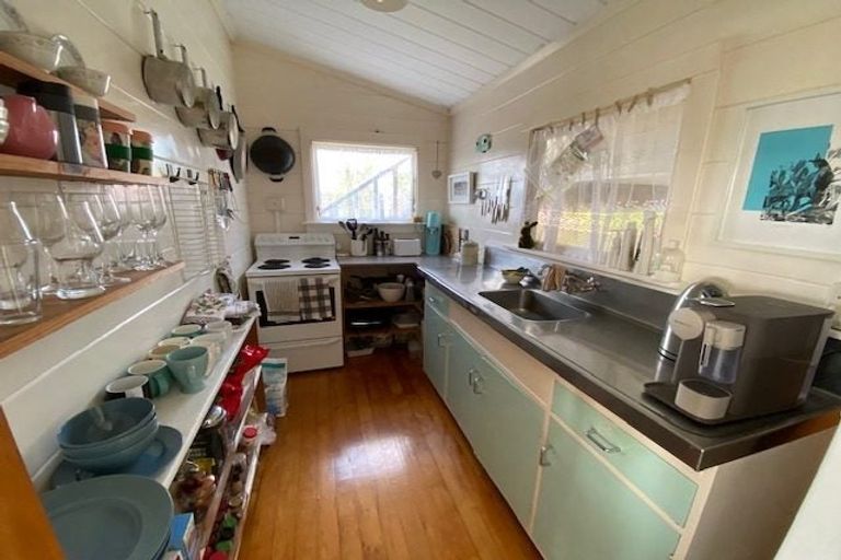 Photo of property in 21 Bayview Road, Paremata, Porirua, 5024