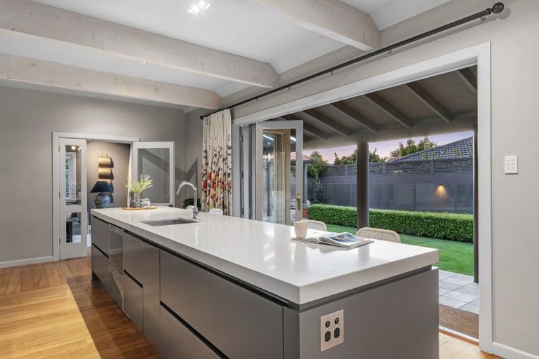 Photo of property in 247 Devonport Road, Tauranga, 3110