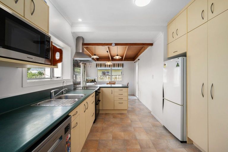 Photo of property in 70 Glanmire Road, Newlands, Wellington, 6037