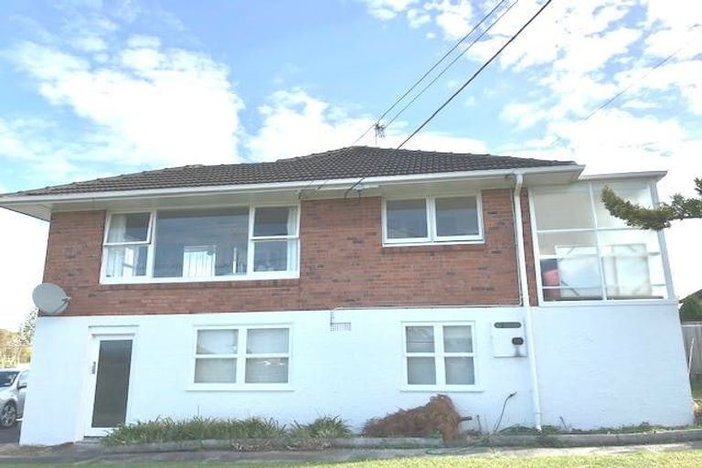 Photo of property in 2/96 East Coast Road, Forrest Hill, Auckland, 0620