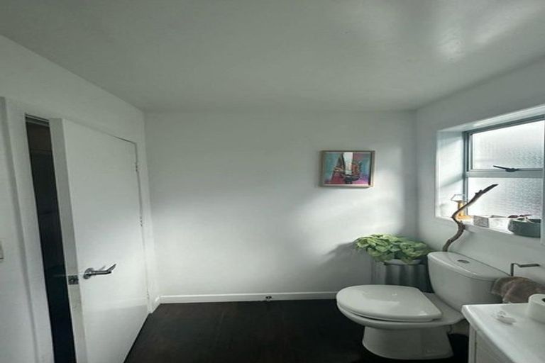 Photo of property in 2/119 Carlisle Road, Northcross, Auckland, 0632