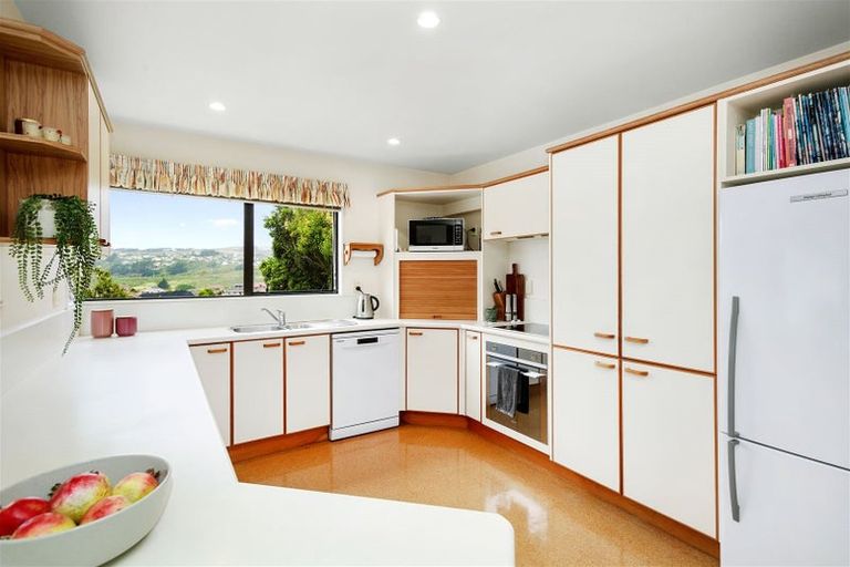 Photo of property in 147 Westchester Drive, Churton Park, Wellington, 6037