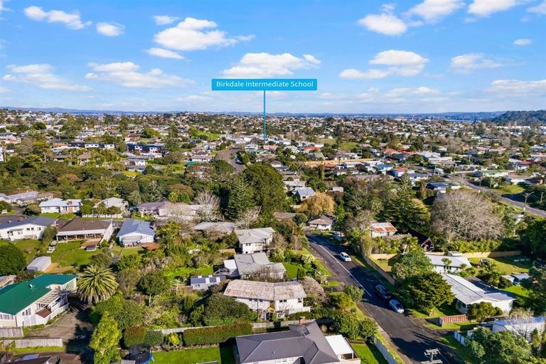 Photo of property in 19 Paramu Avenue, Birkdale, Auckland, 0626